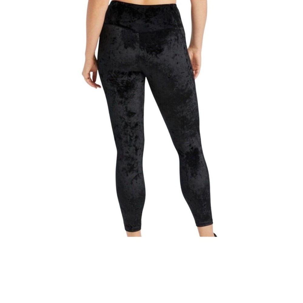 Fabletics High-Waisted Velvet
Crushed Velour Crossover
Legging Size‎ M Black